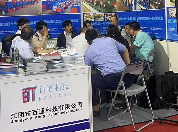 江陰市百通科技有限公司展會(huì)上與國(guó)外客戶溝通洽談合作！