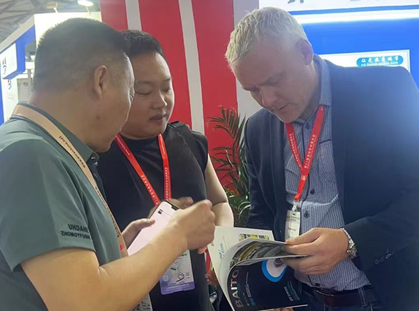 江陰市百通科技有限公司展會(huì)上與國(guó)外客戶溝通洽談合作！