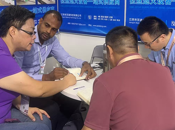 江陰市百通科技有限公司展會(huì)上與國(guó)外客戶溝通洽談合作！