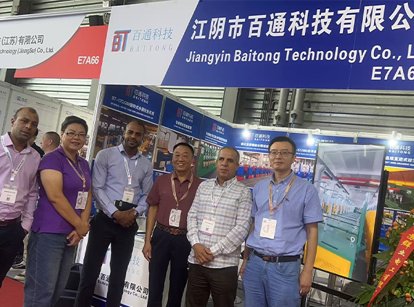 江陰市百通科技有限公司展會(huì)上與國(guó)外客戶溝通洽談合作！