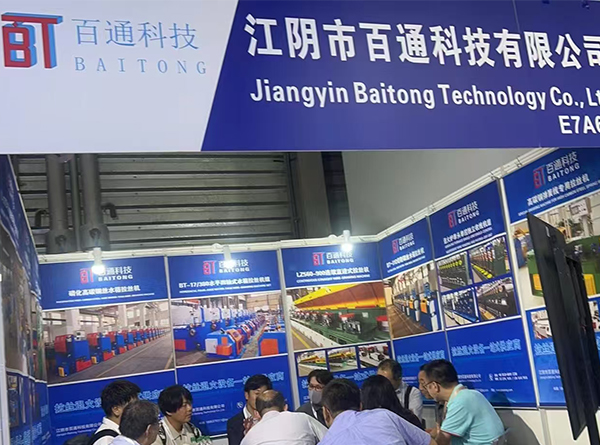 江陰市百通科技有限公司展會(huì)上與國(guó)外客戶溝通洽談合作！