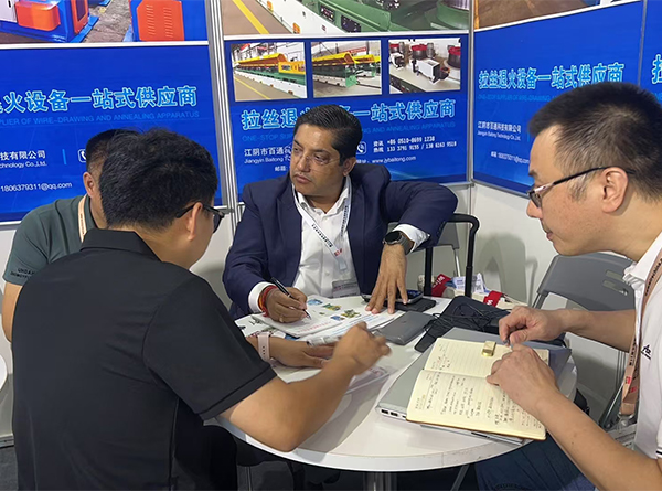 江陰市百通科技有限公司展會(huì)上與國(guó)外客戶溝通洽談合作！