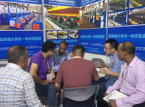 江陰市百通科技有限公司展會(huì)上與國(guó)外客戶溝通洽談合作！