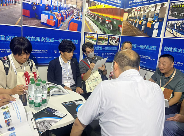 江陰市百通科技有限公司展會(huì)上與國(guó)外客戶溝通洽談合作！